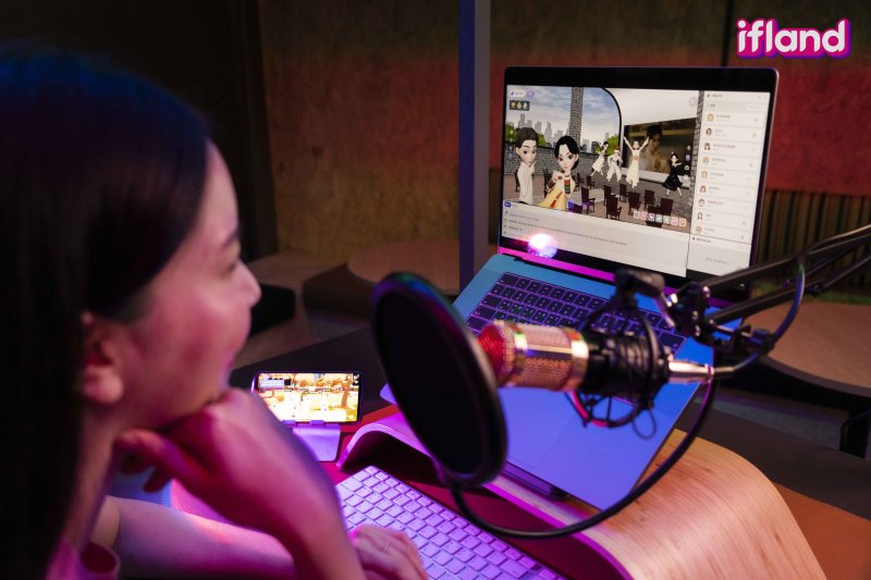 메타버스 시장이 확장되면서 기업들도 시공간을 초월한 마케팅에 열을 올리고 있다. SK텔레콤은 메타버스 플랫폼 이프랜드에 크리에이터 중심 메타버스 생태계 확대를 위한 경제 시스템을 도입했다.