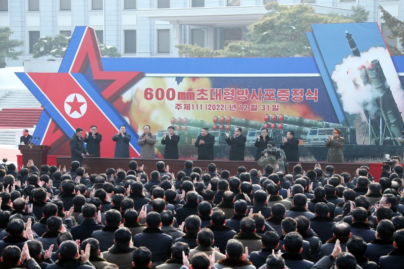 (평양 노동신문=뉴스1) = 북한의 600㎜ 초대형 방사포 증정식이 작년 12월31일 노동당 중앙위 본부청사 정원에서 진행됐다. [국내에서만 사용가능. 재배포 금지. DB 금지. For Use Only in the Republic of Korea. Redistribution Prohibited] rodongphoto@news1.kr