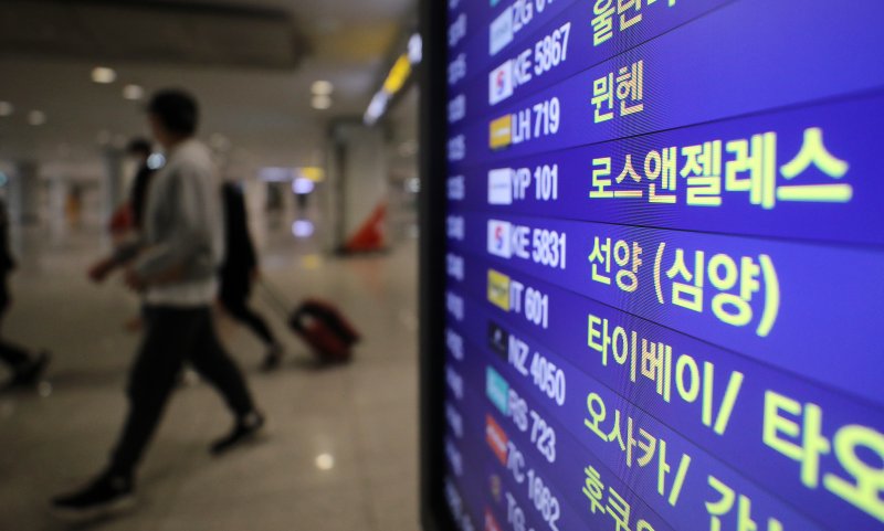 1일 오전 인천국제공항 제1여객터미널 안내 전광판에 중국발 항공편 관련 정보가 나오고 있다. 사진=뉴스1