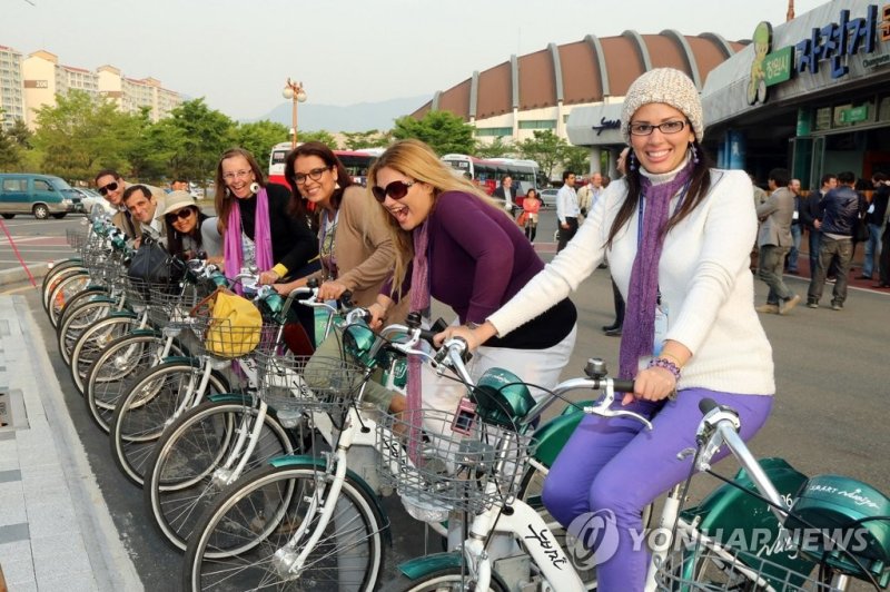 누비자 자전거 탄 외국인들 누비자 자전거 탄 외국인들 (창원=연합뉴스) 경남 창원시 공공자전거 시스템인 '누비자' 자전거를 타고 포즈를 취한 외국인들. 2017.3.21 [창원시 제공 = 연합뉴스] seaman@yna.co.kr (끝)