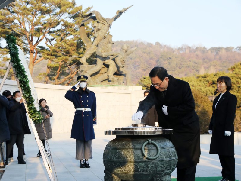 [서울=뉴시스] 고범준 기자 = 주호영 국민의힘 원내대표가 2023년도 새해 첫날인 1일 오전 서울 동작구 국립서울현충원 현충탑을 참배, 분향하고 있다. 2023.01.01 bjko@newsis.com