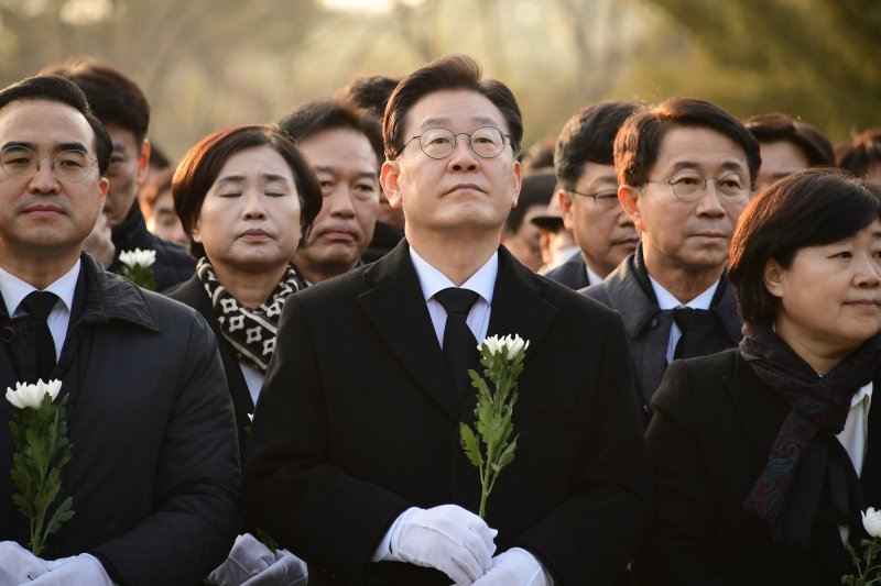[김해=뉴시스] 차용현 기자 = 1일 오후 더불어민주당 이재명 대표가 당 지도부와 함께 경남 김해시 진영읍 봉하마을 故 노무현 전 대통령 묘역을 참배하고 있다. 2023.01.01. con@newsis.com