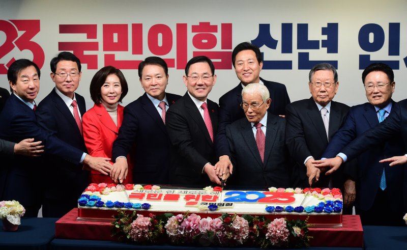 [서울=뉴시스] 고범준 기자 = 주호영 국민의힘 원내대표를 비롯한 참석자들이 1일 서울 여의도 국민의힘 중앙당사에서 열린 2023 신년인사회에서 떡케익을 커팅하고 있다. (공동취재사진) 2023.01.01. photo@newsis.com