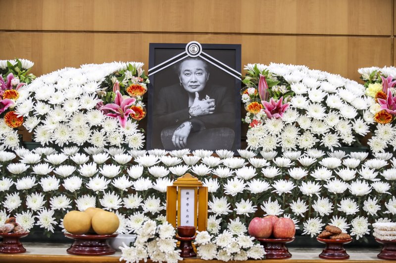 [서울=뉴시스] 정병혁 기자 = 한국을 대표하는 사진가 중 한 명인 김중만씨가 지난 31일 향년 68세로 별세했다. 사진은 1일 오전 서울 고려대학교 안암병원 장례식장에 마련된 빈소 모습. 김 작가는 프랑스 숄레고를 졸업하고 프랑스 국립응용미술대에서 서양화를 공부했다. 1977년 프랑스 아를 국제사진페스티발 젊은작가상을 받았고 2002년 패션사진가상, 2009년 마크 오브 리스펙트상, 2011년 한국패션 100년 어워즈 포토부문상 등을 수상했다. 이후 유명 스타와 패션 사진을 찍어 상업작가로 이름을 알렸다. 2023.01.01. j