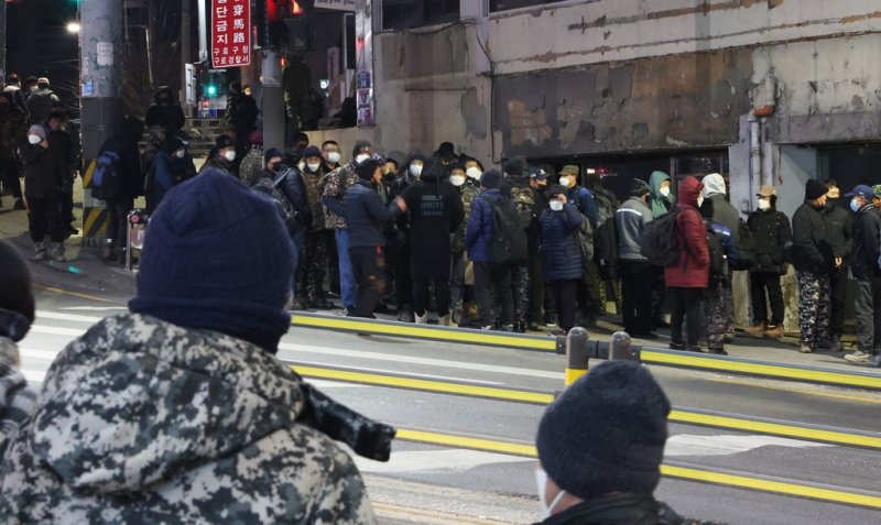 [사진톡톡] 새해 첫 근무일, 인력시장에 모인 근로자들 (출처=연합뉴스)