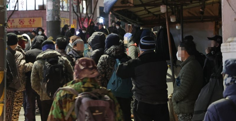 [사진톡톡] 새해 첫 근무일, 인력시장에 모인 근로자들 (출처=연합뉴스)