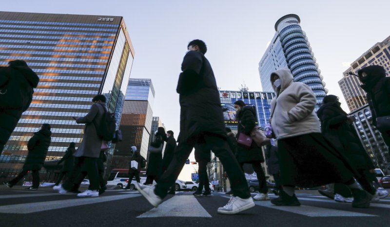2일 오전 서울 광화문네거리 인근에서 시민들이 2023년 계묘년 새해 첫 출근길 발걸음을 옮기고 있다. /뉴스1
