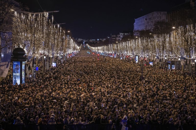 [파리=AP/뉴시스] 지난달 31일(현지시간) 프랑스 파리 샹젤리제 거리에서 새해 축하 행사가 열려 시민들이 개선문에 펼쳐지는 조명과 음향쇼를 바라보고 있다. 2023.01.01.