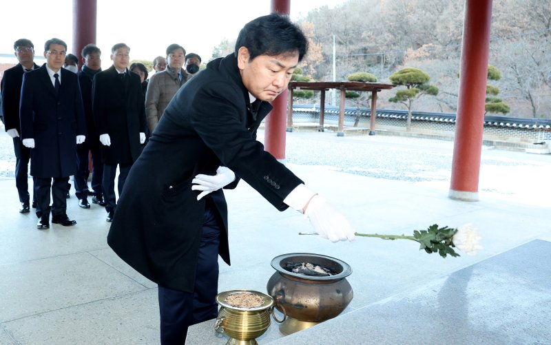 김관영 전북도지사가 2일 새해 첫 일정으로 전주 군경묘지를 찾아 참배하고 있다. /사진=전북도