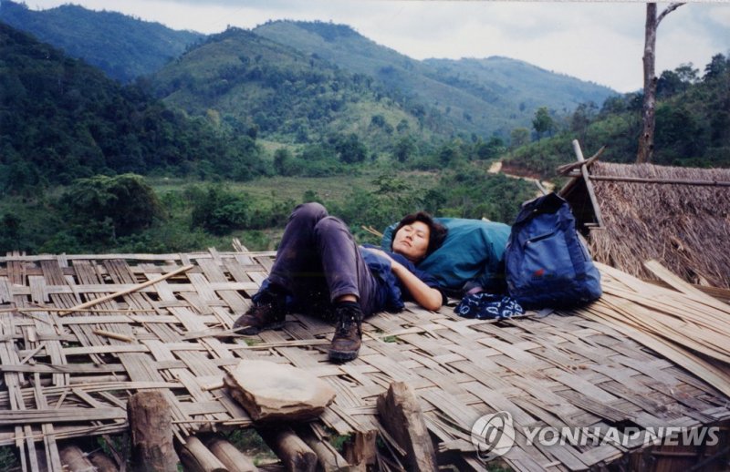 1997년 동남아시아 여행중 지붕 숙소의 한비야 (출처=연합뉴스)