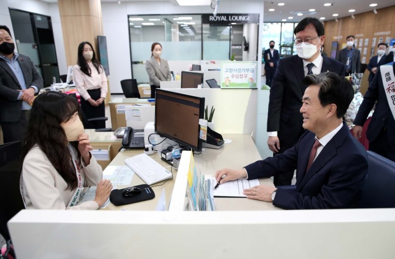 고향사랑기부제 기부하는 김태흠 충남지사(오른쪽) [충남도 제공. 재판매 및 DB 금지]