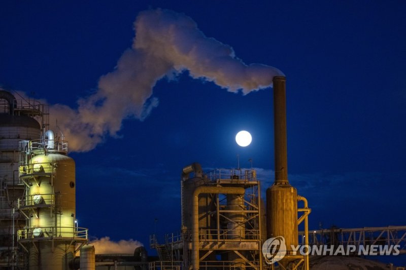 미국의 한 지열 발전소 CALIPATRIA, CA - APRIL 26: The Super Pink Moon rises as a strong wind blows steam escaping the Leathers Geothermal Facility, a power plant that taps into deep underground heat near the Salton Sea at the southern tip of the San Andreas Fault, on April 26, 2021 near Calipatria, California