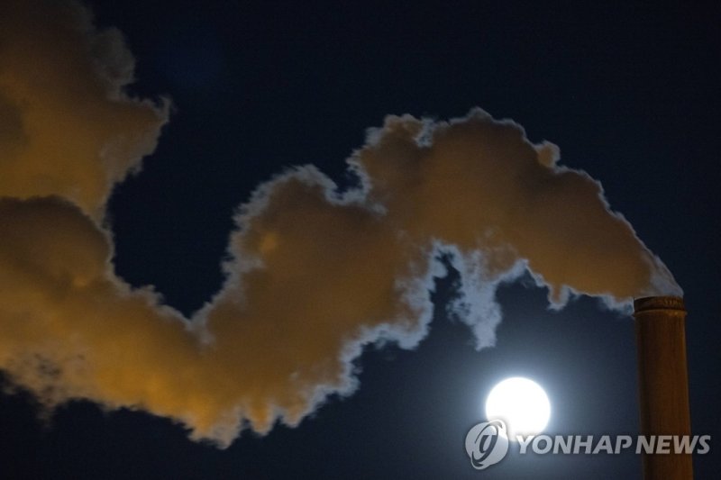 미국의 한 지열 발전소 CALIPATRIA, CA - APRIL 26: The Super Pink Moon rises as a strong wind blows steam escaping the Leathers Geothermal Facility, a power plant that taps into deep underground heat near the Salton Sea at the southern tip of the San Andreas Fault, on April 26, 2021 near Calipatria, California