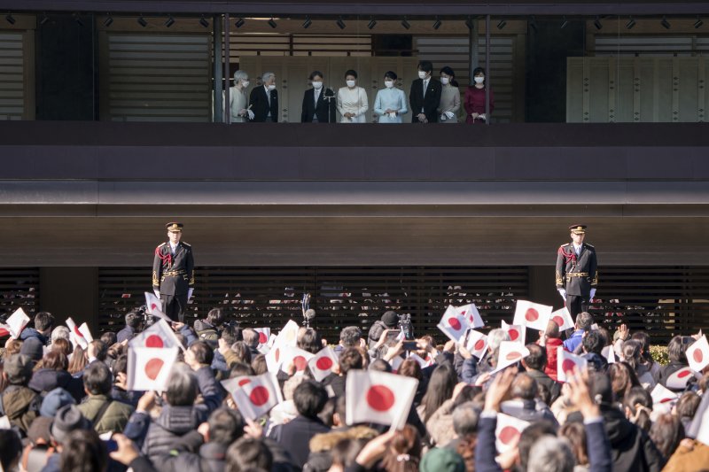 2일 일본 도쿄 왕궁에서 미치코 상왕후, 아키히토 상왕, 나루히토 일왕, 마사코 왕비, 아이코 공주, 아키시노노미야 후미히토 왕세제, 아키시노노미야 기코 왕세제비, 가코 공주(왼쪽부터)가 시민들에게 인사하고 있다.AP뉴시스