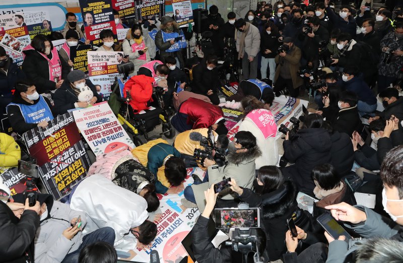 서울시, 전장연에 '무관용 제재'.."법원 조정안 불수용"