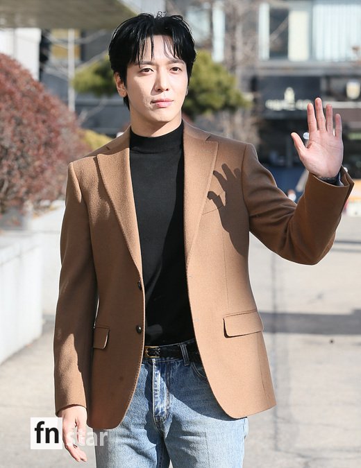 [포토] 정용화, '훈훈해서 따뜻함이 전달되는 손인사'