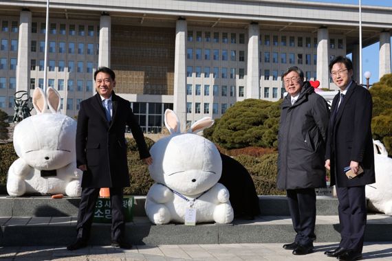 2023년 새해맞이 토끼 캐릭터 설치 행사가 2일 서울 여의도 국회 중앙잔디광장 분수대 앞에서 열려 이광재 국회사무총장이 마시마로 인형에게 출입증을 걸어준 후 설치 의의에 관해 이야기 하고 있다. 사진=서동일 기자