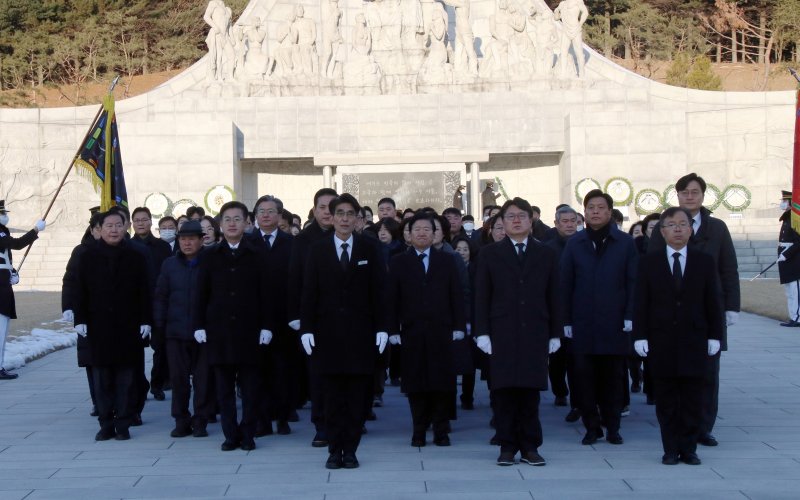 더불어민주당 대전시당은 2일 국립대전현충원을 참배하고 단합된 힘을 바탕으로 민생을 보듬는 신뢰받는 정당으로 거듭나자는 각오를 다졌다. (민주당 대전시당 제공) /뉴스1
