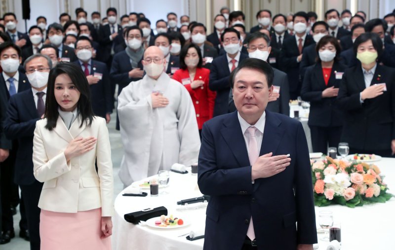 [서울=뉴시스] 홍효식 기자 = 윤석열 대통령과 부인 김건희 여사가 2일 오전 청와대 영빈관에서 열린 2023년 신년 인사회에서 국기에 대한 경례를 하고 있다. 2023.01.02. yesphoto@newsis.com