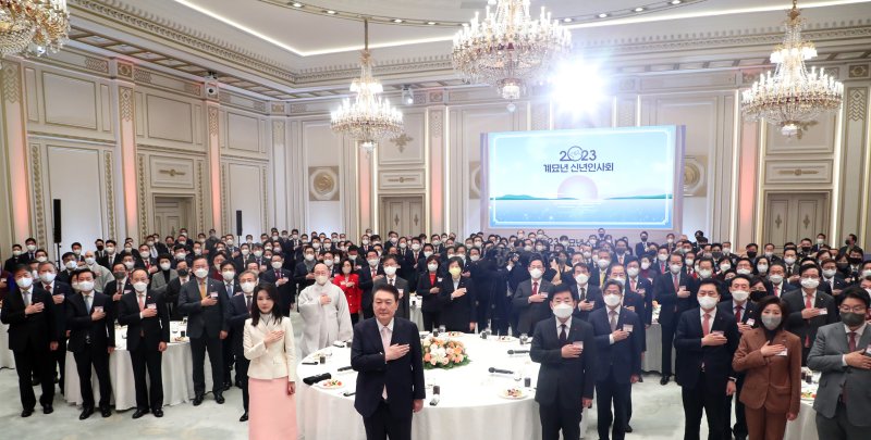[서울=뉴시스] 홍효식 기자 = 윤석열 대통령과 부인 김건희 여사가 2일 오전 청와대 영빈관에서 열린 2023년 신년 인사회에서 국기에 대한 경례를 하고 있다. 2023.01.02. yesphoto@newsis.com