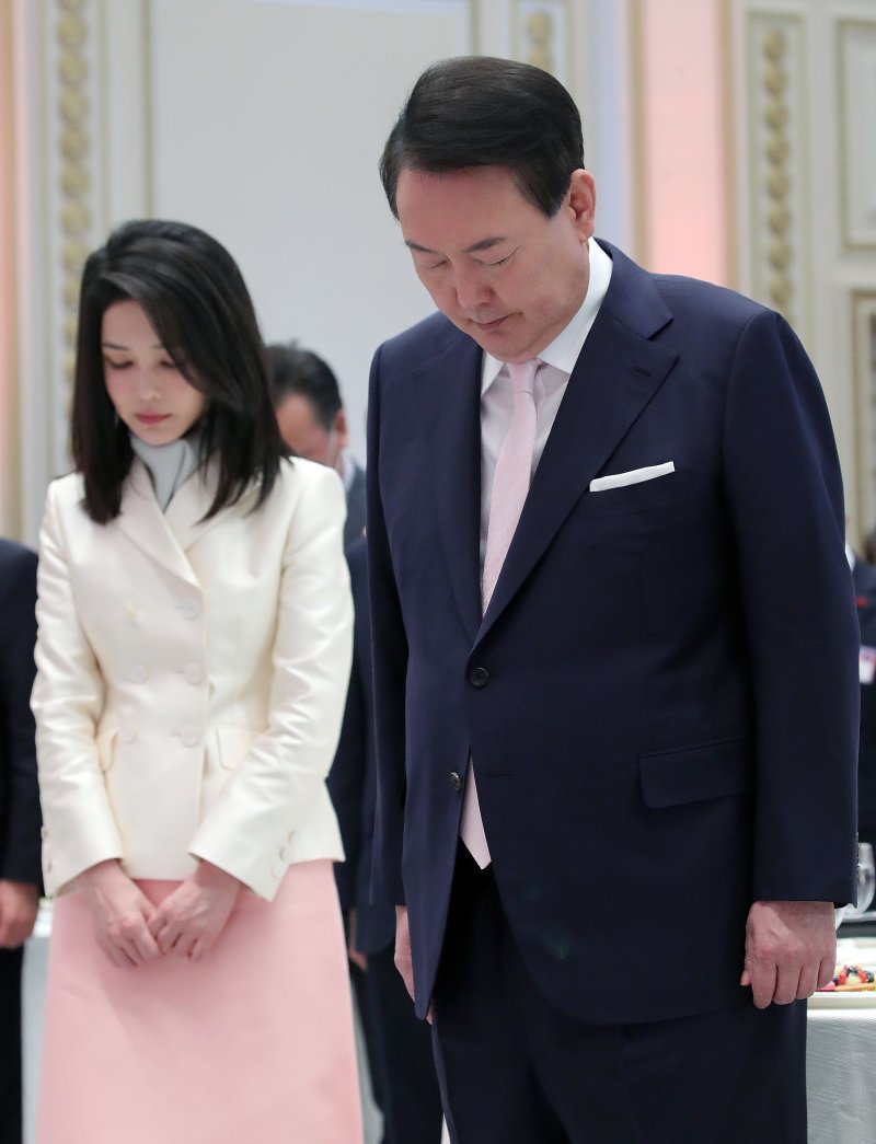 [서울=뉴시스] 홍효식 기자 = 윤석열 대통령과 부인 김건희 여사가 2일 오전 청와대 영빈관에서 열린 2023년 신년 인사회에서 순국선열과 호국영령에 대한 묵념을 하고 있다. 2023.01.02. yesphoto@newsis.com