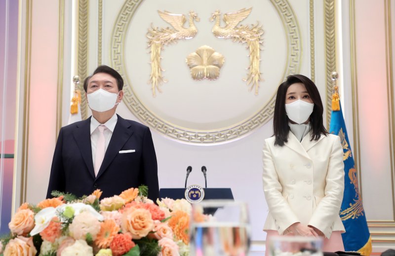 [서울=뉴시스] 홍효식 기자 = 윤석열 대통령과 부인 김건희 여사가 2일 오전 청와대 영빈관에서 열린 2023년 신년 인사회에서 영상을 시청하고 있다. 2023.01.02. yesphoto@newsis.com