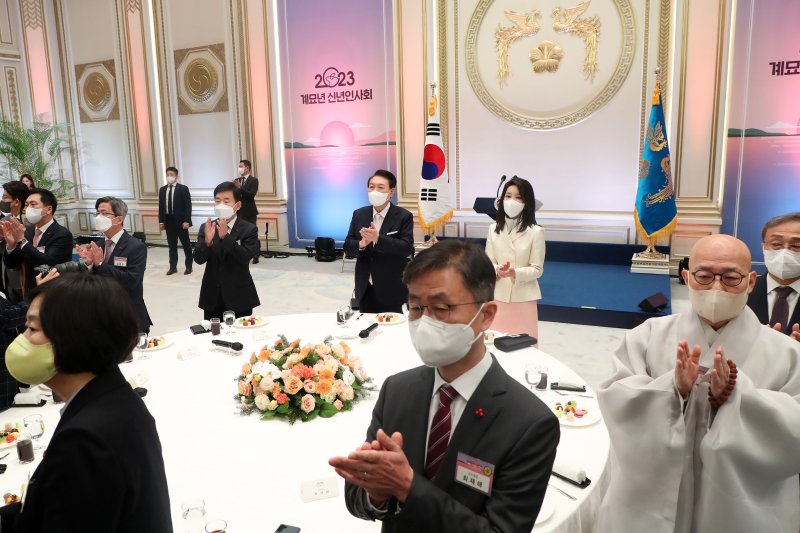 [서울=뉴시스] 홍효식 기자 = 윤석열 대통령과 부인 김건희 여사가 2일 오전 청와대 영빈관에서 열린 2023년 신년 인사회에서 영상을 시청한 뒤 박수치고 있다. 2023.01.02. yesphoto@newsis.com