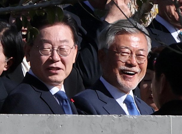 (양산=뉴스1) 이재명 기자 = 이재명 더불어민주당 대표와 당 지도부가 2일 오후 경남 양산시 하북면 평산마을에서 문재인 전 대통령을 예방해 함께 기념 촬영을 하고 있다. (공동취재) 2023.1.2/뉴스1 /사진=뉴스1화상