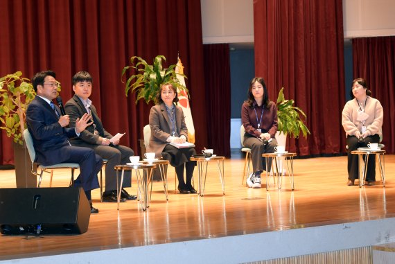 강기정 광주광역시장(사진 맨 왼쪽)이 2일 새해 첫 정례조회를 겸한 시무식에서 직원 대표들과 '덕담 토크'를 진행해 눈길을 끌었다. 사진=광주광역시 제공