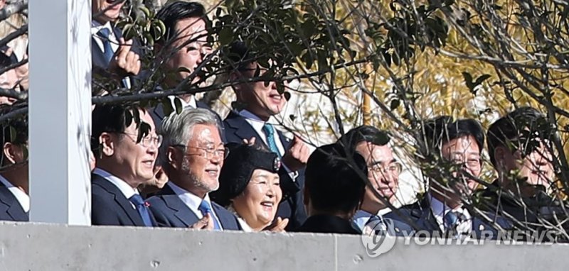 문재인 전 대통령 내외와 이재명 대표 '손 하트' 문재인 전 대통령 내외와 이재명 대표 '손 하트' (양산=연합뉴스) 김동민 기자 = 문재인 전 대통령 내외와 이재명 더불어민주당 대표 등이 2일 경남 양산시 하북면 평산마을 문 전 대통령 사저에서 손으로 하트 모양으로 만들며 단체 사진 촬영을 하고 있다. 2023.1.2 image@yna.co.kr (끝)