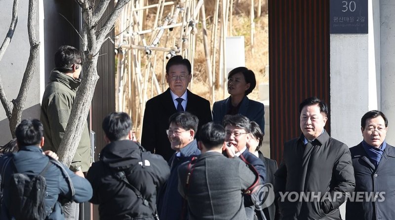예방 마친 이재명 대표 예방 마친 이재명 대표 (양산=연합뉴스) 김동민 기자 = 이재명 더불어민주당 대표 등이 2일 경남 양산시 하북면 평산마을 문 전 대통령 사저에서 문 전 대통령 예방을 마친 후 걸어 나오고 있다. 2023.1.2 image@yna.co.kr (끝)