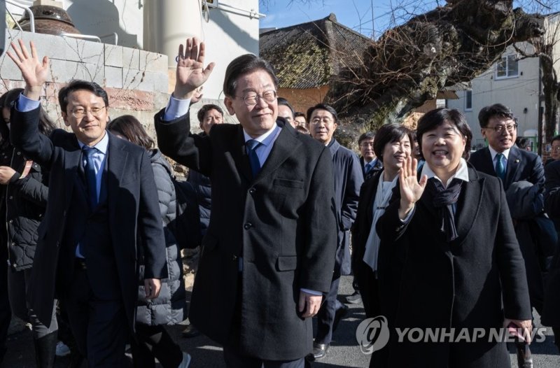 예방 마친 이재명 대표 예방 마친 이재명 대표 (양산=연합뉴스) 김동민 기자 = 이재명 더불어민주당 대표가 2일 경남 양산시 하북면 평산마을 문재인 전 대통령 사저에서 문 전 대통령 내외 예방을 마친 후 걸어 나오고 있다. 2023.1.2 [공동취재] image@yna.co.kr (끝)