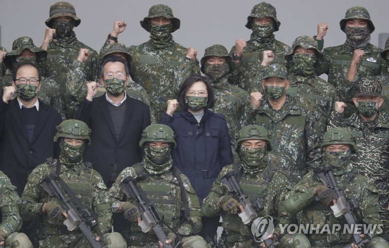 우크라·대만·이란…올해 주시해야 할 주요 분쟁지역 Taiwan President Tsai Ing-wen, center, poses with soldiers during a visit to the Penghu Magong military base in outlying Penghu Island, Taiwan, Friday, Dec. 30, 2022. President Tsai thanked the men and women serving in the navy and army Friday for holding up the island's 