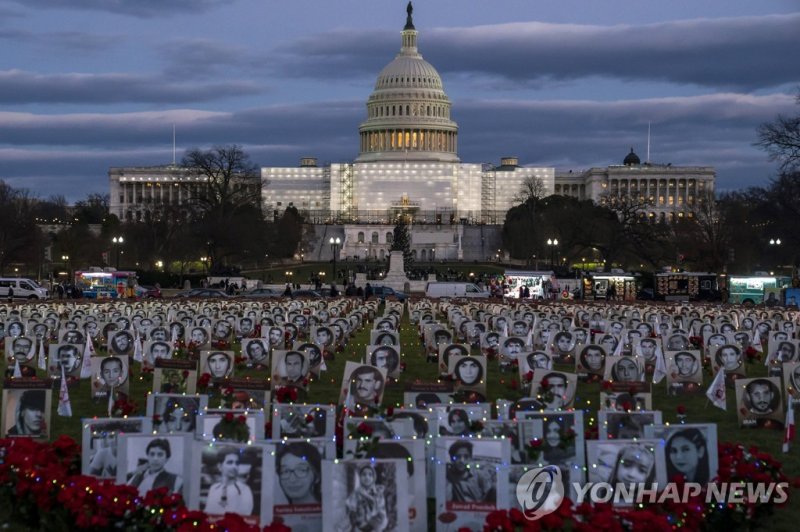 우크라·대만·이란…올해 주시해야 할 주요 분쟁지역 The U.S. Capitol is seen behind a vigil honoring Iranians allegedly killed by their government during a rally in support of the ongoing protests in Iran at the National Mall on Saturday, Dec. 17, 2022, in Washington. (AP Photo/Nathan Howard)