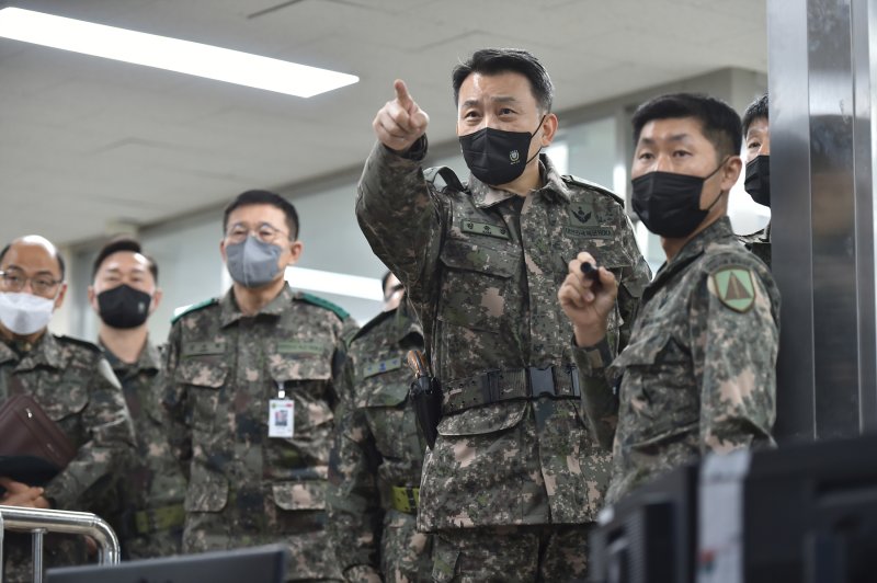 김승겸 합참의장이 1일 육군 제1방공여단을 방문해 방공작전현황을 보고 받고 있다. (합참 제공) 2023.1.1/뉴스1 ⓒ News1 신웅수 기자