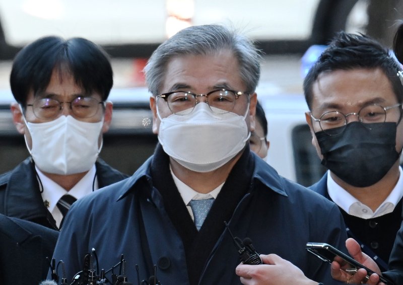 [서울=뉴시스] 김금보 기자 = '서해 공무원 피살 사건'과 관련해 월북몰이를 한 혐의를 받는 서훈 전 국가안보실장이 지난달 2일 오전 서울 서초구 서울중앙지방법원에서 열린 구속 전 피의자심문(영장실질심사)에 출석하고 있다. 2022.12.02. kgb@newsis.com