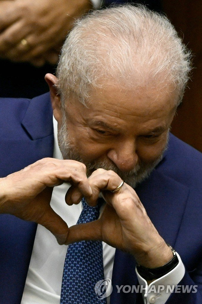 룰라 '손가락 하트' Brazil's new president Luiz Inacio Lula da Silva makes a love heart sign after swearing in during his inauguration ceremony at the National Congress in Brasilia, on January 1, 2023. - Lula da Silva, a 77-year-old leftist who already served as president of Brazil from 2003 to 2010, takes 