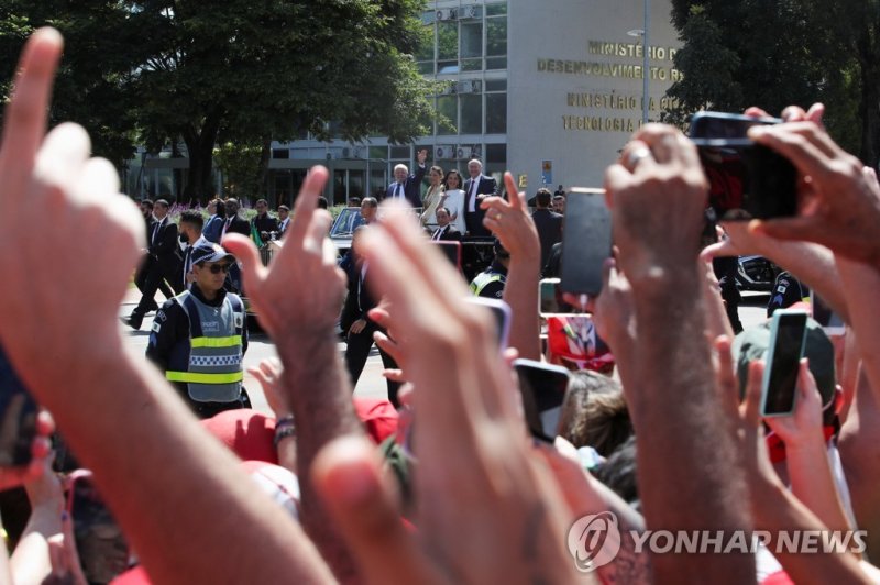 지지자 환호 속에 이동하는 룰라 대통령 Brazil's President-elect Luiz Inacio Lula da Silva and his wife Rosangela "Janja" da Silva, wave to supporters as they arrive at Congress on the day of his swearing-in ceremony, in Brasilia, Brazil, January 1, 2023. REUTERS/Amanda Perobelli