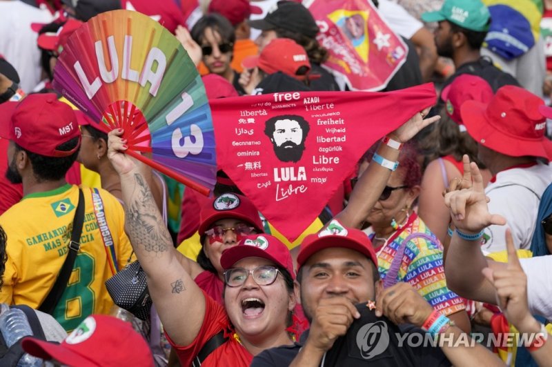 환호하는 룰라 지지자 Supporters of Luiz Inacio Lula da Silva celebrate his inauguration as new president outside the Planalto presidential palace in Brasilia, Brazil, Sunday, Jan. 1, 2023. (AP Photo/Andre Penner)