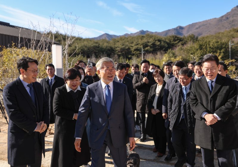 더불어민주당 이재명 대표가 2일 경남 양산시 하북면 평산마을 문재인 전 대통령 사저를 예방, 문 전 대통령과 함께 이동하고 있다. 더불어민주당 제공.