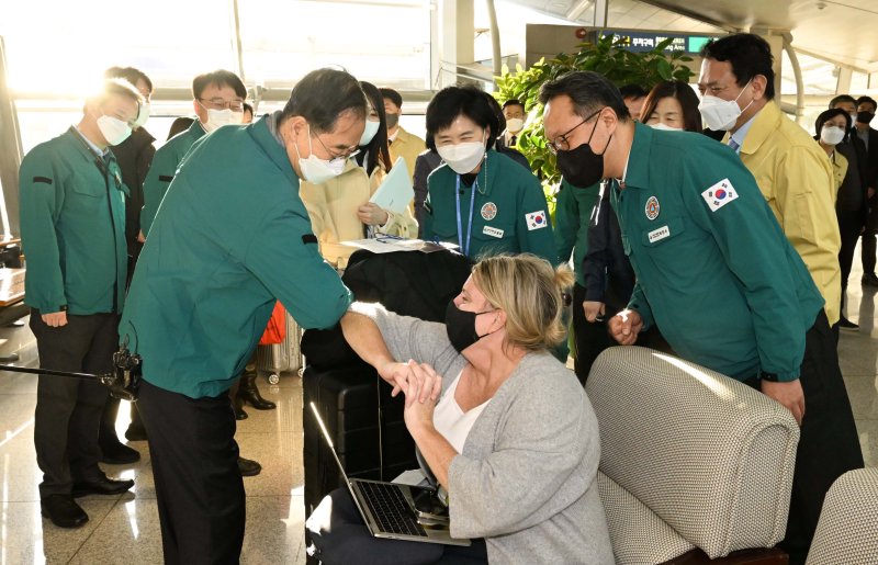 2일 인천국제공항 제1여객터미널 코로나19 검사소에서 중국에서 입국한 해외여행객들이 검사 접수를 하고 있다. 방역당국은 이날부터 중국발 국내·외국인 입국자에 대한 방역을 강화했다. 중국발 입국자는 모두 유전자증폭(PCR) 검사를 받아야 한다. 이날 인천국제공항 현장점검에 나선 한덕수 국무총리가 코로나 검사 대기실에서 한 외국인 여행객과 인사하고 있다.(아래 사진) 사진=박범준 기자