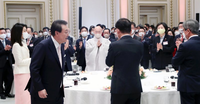 윤석열 대통령이 2일 오전 청와대 영빈관에서 열린 2023년 신년 인사회에서 발언을 마친 뒤 이동하고 있다. /사진=뉴시스