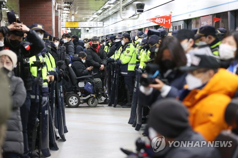 전장연 관계자, 삼각지역장 들이받은 혐의로 검찰 송치