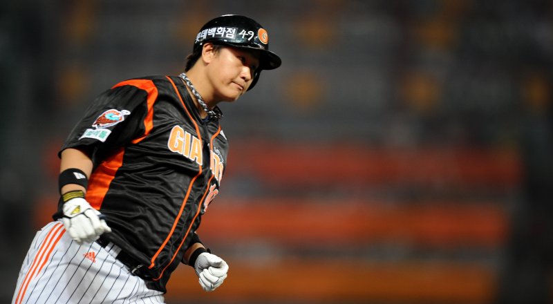 【인천=뉴시스】허상욱 기자 = 17일 오후 인천 문학야구장에서 열린 2010 프로야구 SK 와이번스와 롯데 자이언츠와의 경기에서 5회초 롯데 공격, 1사 이대호가 좌월 솔로홈런을 치고 그라운드를 돌고 있다. wook@newsis.com