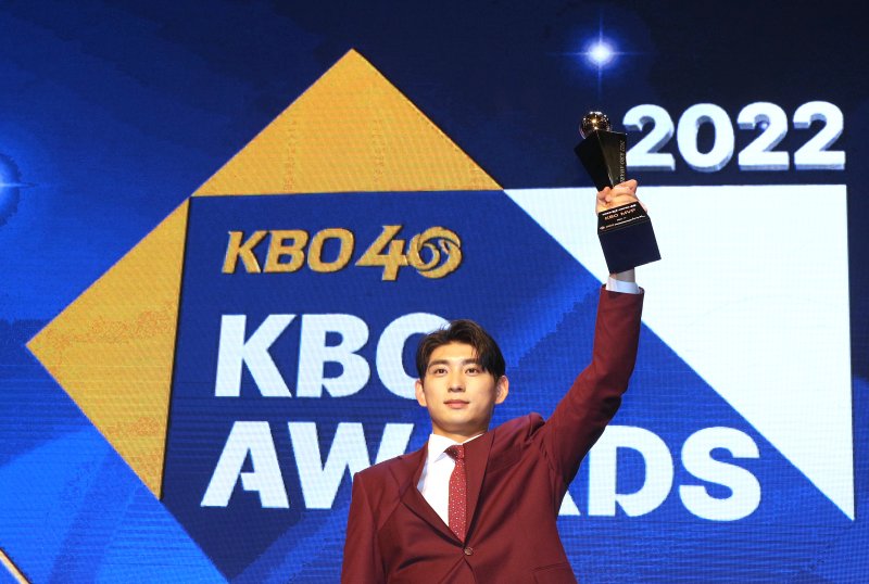 [서울=뉴시스] 김금보 기자 = 17일 오후 서울 중구 웨스틴 조선 서울 그랜드볼룸에서 열린 2022 KBO 시상식에서 6관왕의 영예를 차지한 키움 히어로즈 이정후가 MVP 트로피에 입맞춤하고 있다. 2022.11.17. kgb@newsis.com