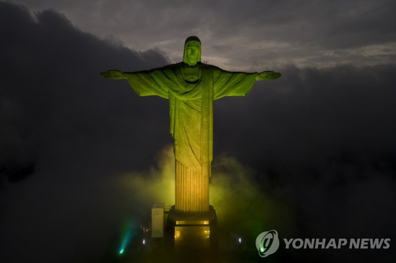 '펠레 추모' 브라질 국기색 입은 리우데자네이루 예수상 Christ the Redeemer statue is illuminated in the colors of the Brazilian national flag to honor late soccer legend Pele, in Rio de Janeiro, Brazil, Thursday, Dec. 29, 2022, Edson Arantes do Nascimento, known as Pele has died in Sao Paulo. He was 82. (AP Photo/Bruna Pra