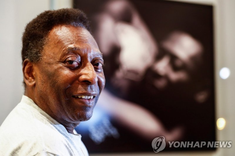 별세한 축구황제 펠레의 생전 모습. epa10381766 (FILE) - Brazilian soccer legend Pele poses during an interview with Spanish news agency EFE at the Pele Museum in Santos, Brazil, 12 November 2019 (reissued 29 December 2022). According to his agent, Pele, whose proper name is Edson Arantes do Nascimento, has died on