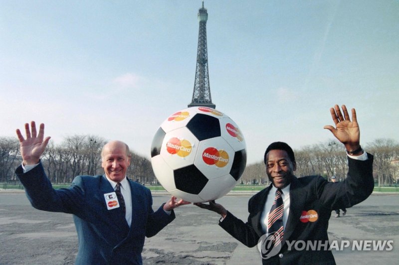 브라질 체육부 장관 시절 펠레(오른쪽)가 영국 축구전설 보비 찰턴 경과 프랑스 파리 에펠탑 앞에서 포즈를 취한 모습. (FILES) In this file photo taken on February 09, 1995 football legends, English Bobby Charlton (L) and Brazilian Sports Minister Pelé, poses in front of the Eiffel tower. - Brazilian football icon Pele, widely regarded as the greatest