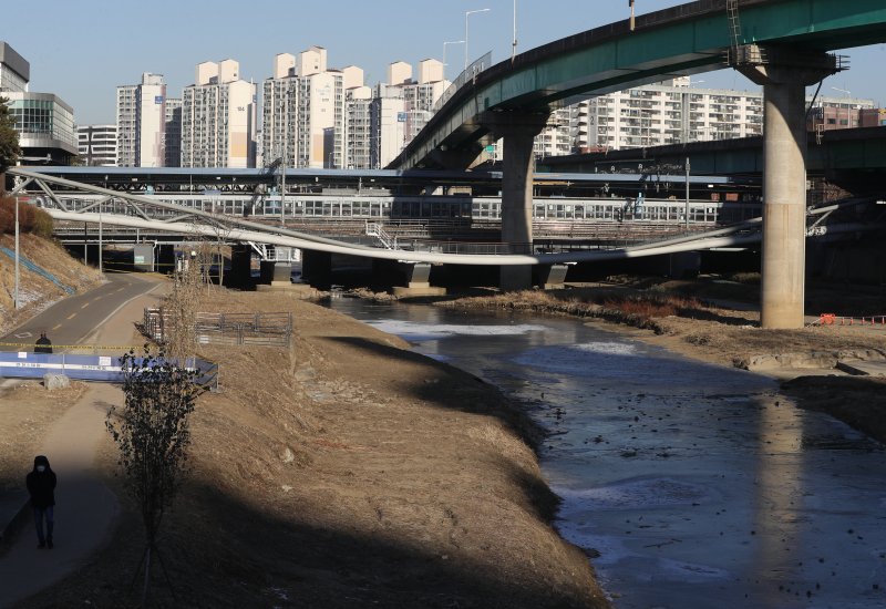 자고 일어났더니 육교가 폭삭..신도림역 인근 보행육교 전면 통제