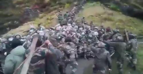 몽둥이 들고 싸우는 중국, 인도 국경의 병사들 [SNS 영상 캡처. 재판매 및 DB 금지]